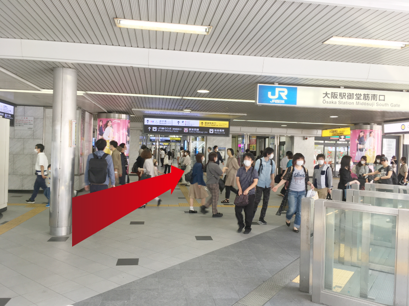 横断歩道を渡り、JR『大阪駅御堂筋南口』から『大阪駅』に入ります。そのまま直進します。